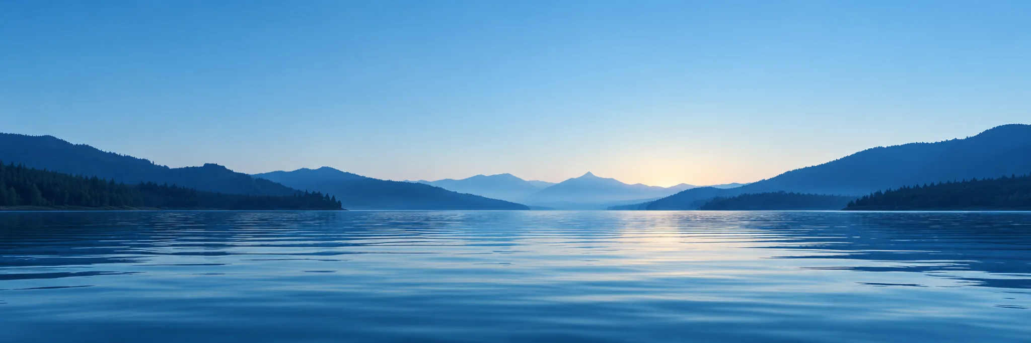 静かな湖と遠くの山々